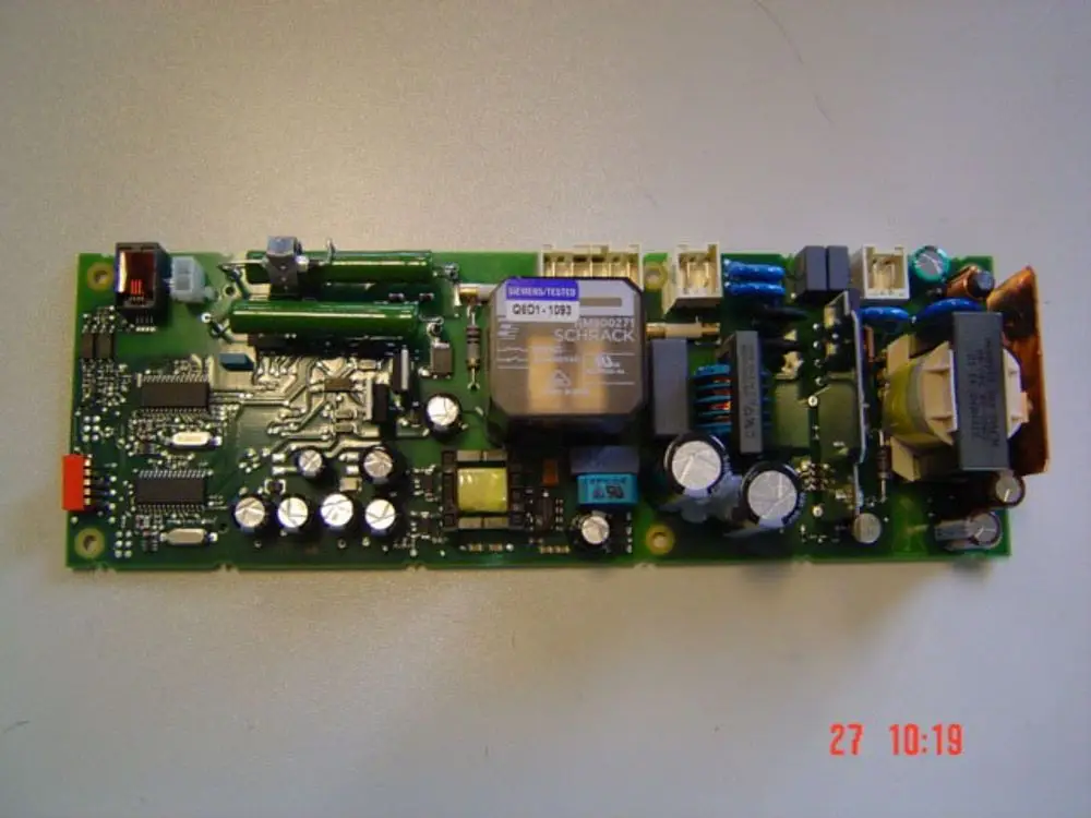 Platine eines Remeha-Geräts mit verschiedenen elektronischen Komponenten, darunter Kondensatoren, Widerstände und ein Relais.
